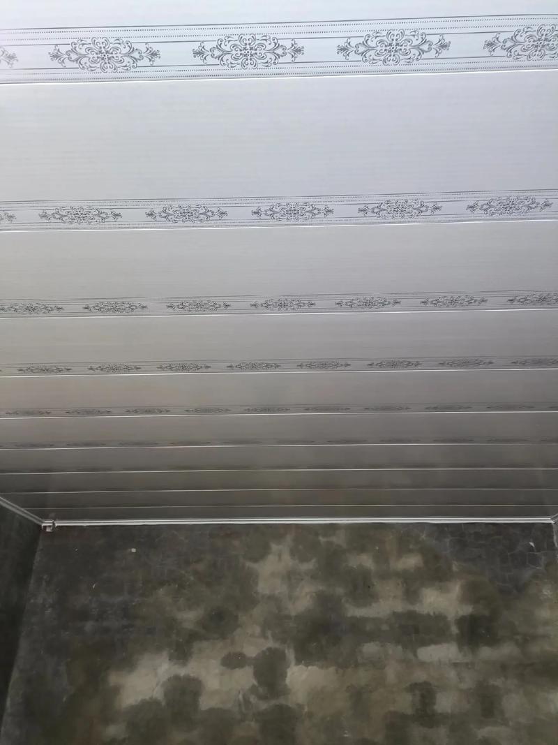 上热门 又是安装吊顶的一天,四个房间的塑料扣板吊顶如期完工